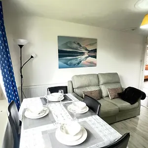 3 Bed Serviced With Free Parking & Tram Stop, 10 Minutes From Airport And Center Apartment